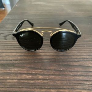Ray-Ban Gatsby sunglasses with gold bar to give an added touch to your look!